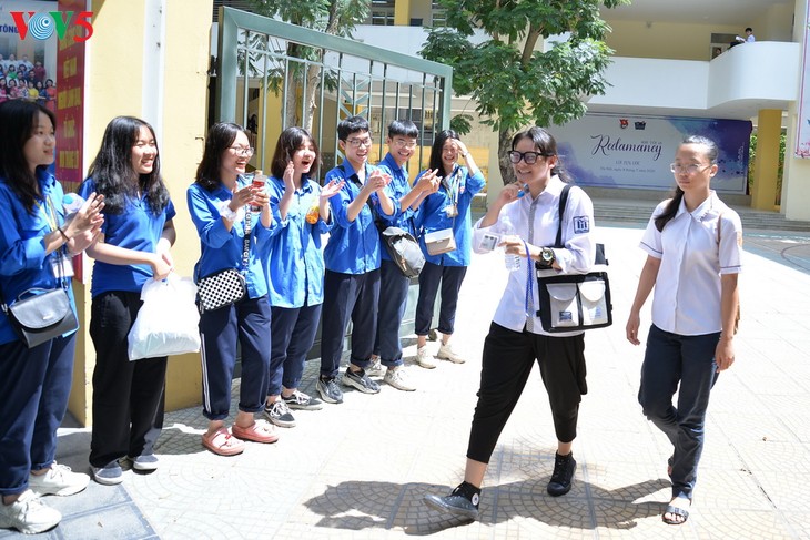 Học sinh cấp II Hà Nội phấn khởi hoàn thành kỳ thi tuyển sinh lớp 10 - ảnh 8