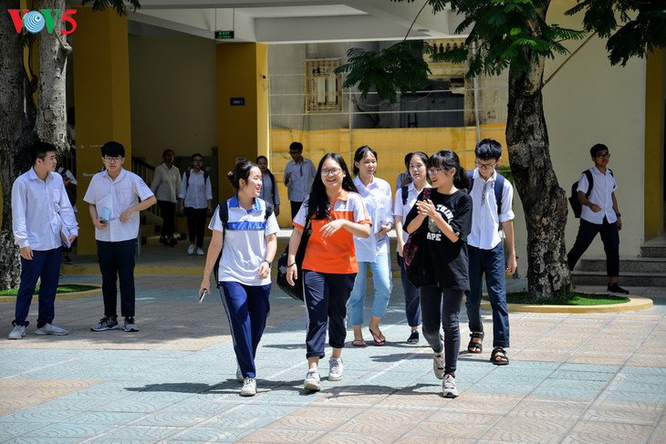 Học sinh cấp II Hà Nội phấn khởi hoàn thành kỳ thi tuyển sinh lớp 10 - ảnh 9