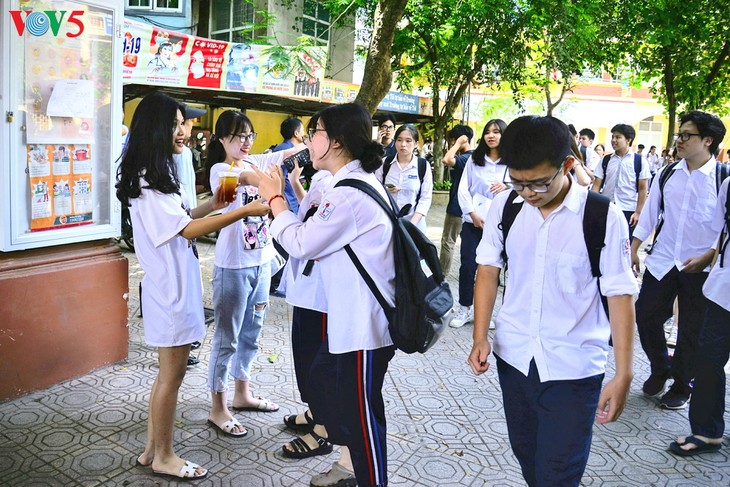 Học sinh cấp II Hà Nội phấn khởi hoàn thành kỳ thi tuyển sinh lớp 10 - ảnh 13