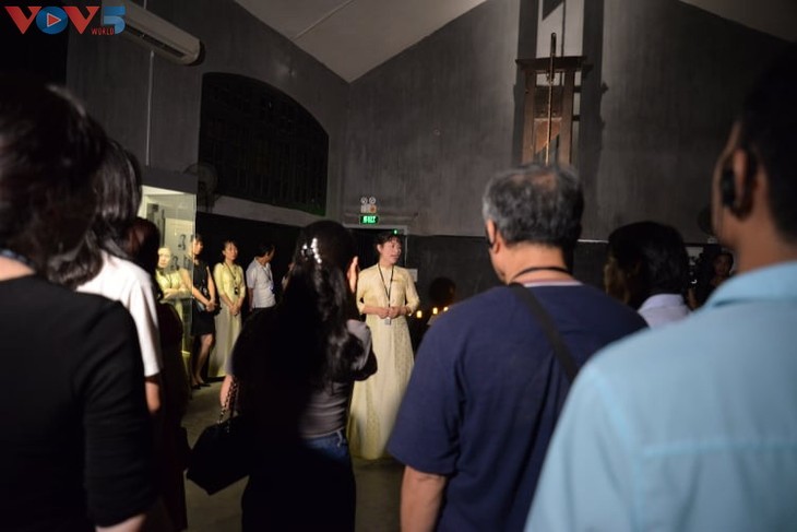Ấn tượng trải nghiệm “Đêm thiêng liêng” tại Khu di tích Nhà tù Hỏa Lò - ảnh 6