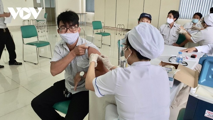 Hàng ngàn công nhân tại TP.HCM tiêm vaccine Covid-19 - ảnh 8