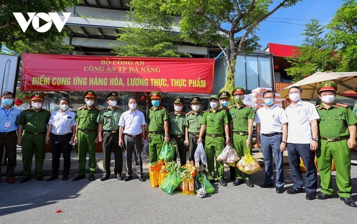 Công an Đà nẵng mua thực phẩm giúp dân, tặng kèm rau xanh - ảnh 1