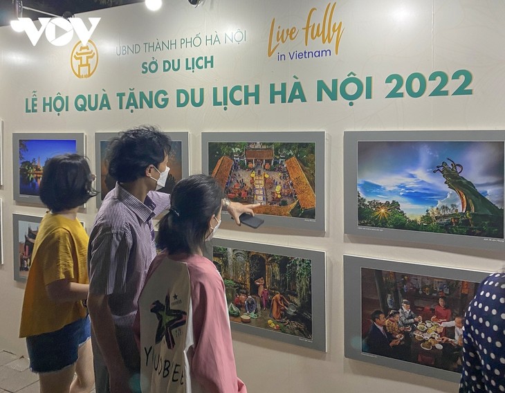Lễ hội Quà tặng Du lịch Hà Nội 2022 nườm nượp khách tham quan - ảnh 6