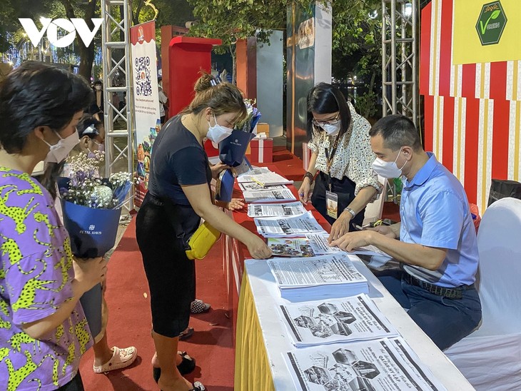 Lễ hội Quà tặng Du lịch Hà Nội 2022 nườm nượp khách tham quan - ảnh 7
