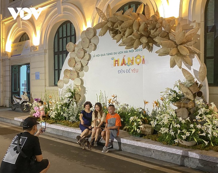 Lễ hội Quà tặng Du lịch Hà Nội 2022 nườm nượp khách tham quan - ảnh 11