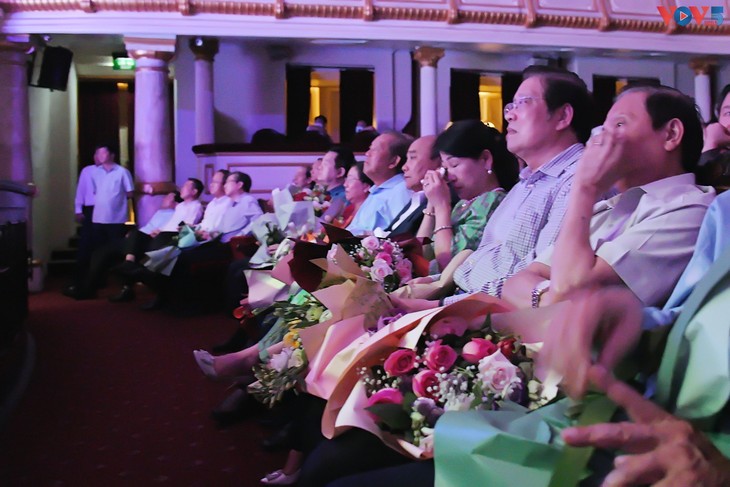 Chủ tịch nước Nguyễn Xuân Phúc dự buổi công diễn tác phẩm sân khấu “Nước Non Vạn dặm” - ảnh 5
