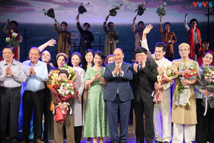 Chủ tịch nước Nguyễn Xuân Phúc dự buổi công diễn tác phẩm sân khấu “Nước Non Vạn dặm” - ảnh 6