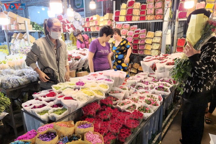 Không khí chợ hoa đêm Quảng An trước ngày 20/10 - ảnh 1