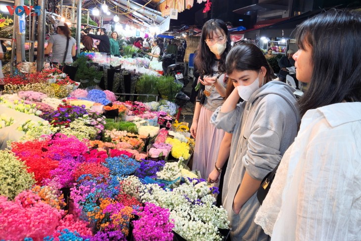 Không khí chợ hoa đêm Quảng An trước ngày 20/10 - ảnh 3