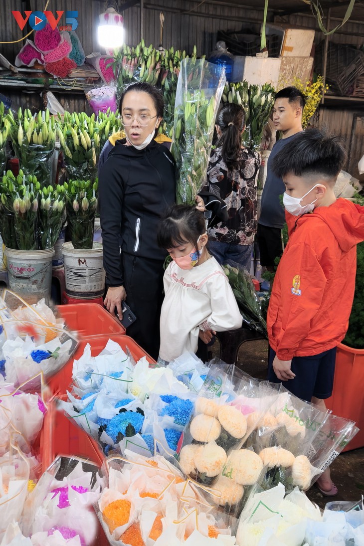 Không khí chợ hoa đêm Quảng An trước ngày 20/10 - ảnh 6