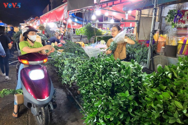 Không khí chợ hoa đêm Quảng An trước ngày 20/10 - ảnh 7