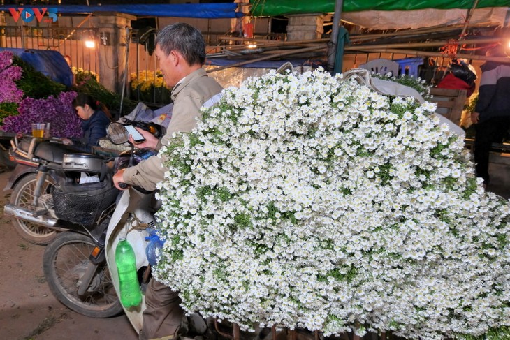 Không khí chợ hoa đêm Quảng An trước ngày 20/10 - ảnh 9