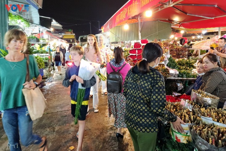 Không khí chợ hoa đêm Quảng An trước ngày 20/10 - ảnh 13