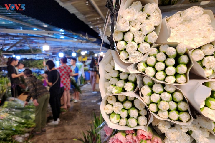 Không khí chợ hoa đêm Quảng An trước ngày 20/10 - ảnh 15