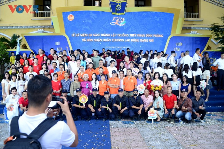 Kỷ niệm 50 năm thành lập trường THPT Phan Đình Phùng: Hân hoan về lại trường xưa - ảnh 1