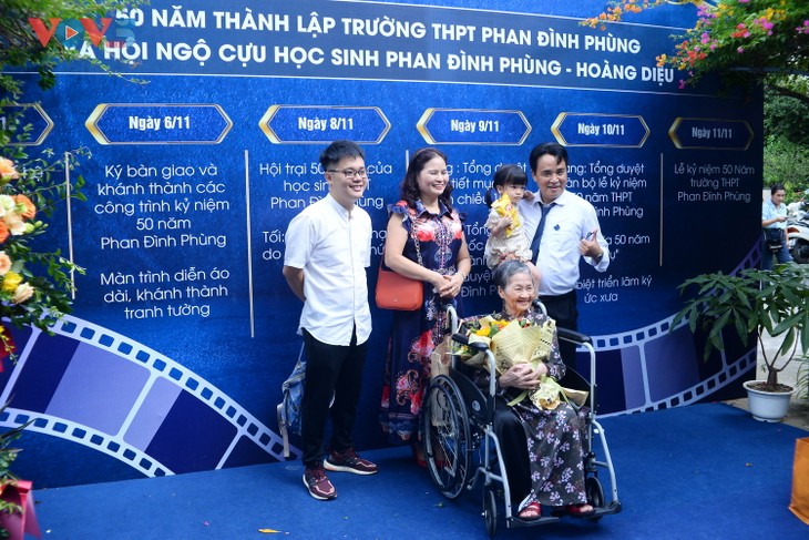 Kỷ niệm 50 năm thành lập trường THPT Phan Đình Phùng: Hân hoan về lại trường xưa - ảnh 4