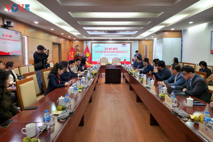Đài Tiếng nói Việt Nam và Trung ương Hội chữ thập đỏ Việt Nam ký chương trình phối hợp hoạt động. - ảnh 1