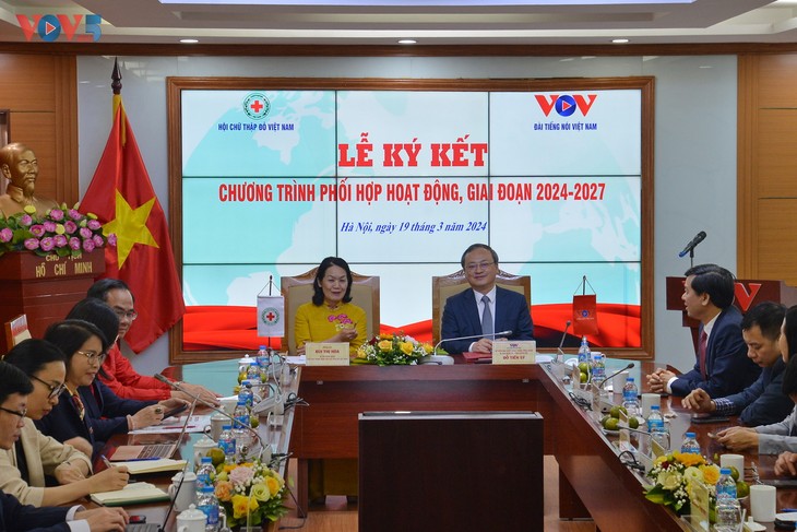 Đài Tiếng nói Việt Nam và Trung ương Hội chữ thập đỏ Việt Nam ký chương trình phối hợp hoạt động. - ảnh 2