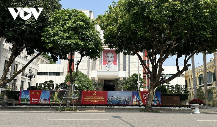 Đường phố Thủ đô Hà Nội cờ hoa rực rỡ chào mừng đại lễ - ảnh 7