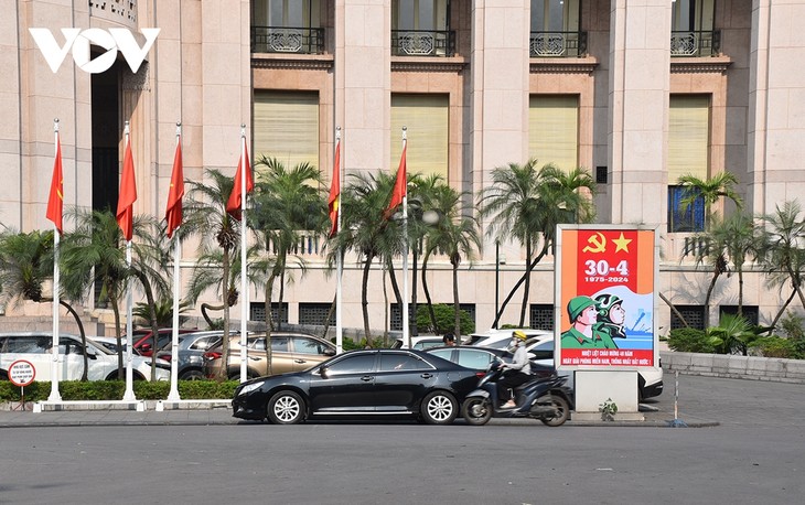 Đường phố Thủ đô Hà Nội cờ hoa rực rỡ chào mừng đại lễ - ảnh 8