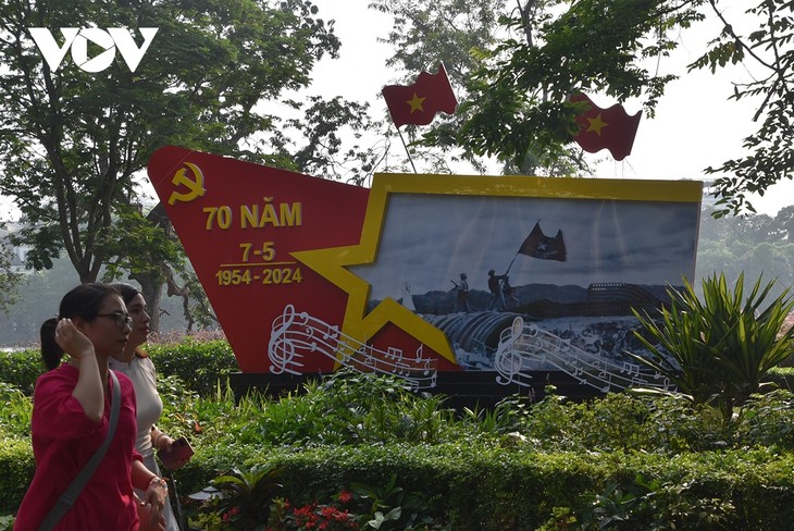 Đường phố Thủ đô Hà Nội cờ hoa rực rỡ chào mừng đại lễ - ảnh 9