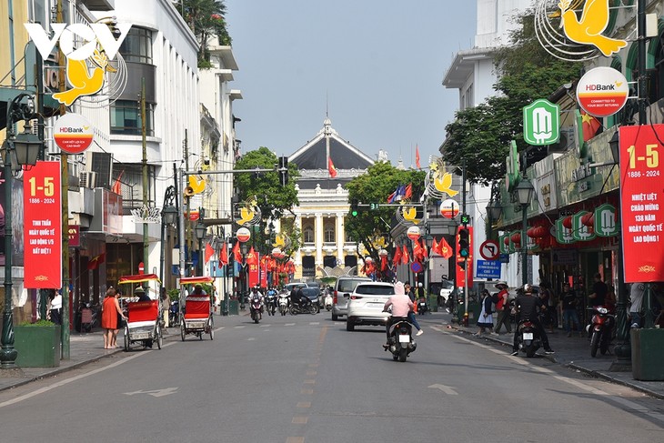 Đường phố Thủ đô Hà Nội cờ hoa rực rỡ chào mừng đại lễ - ảnh 10