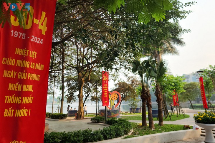 Đường phố Thủ đô Hà Nội cờ hoa rực rỡ chào mừng đại lễ - ảnh 3