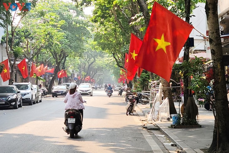 Đường phố Thủ đô Hà Nội cờ hoa rực rỡ chào mừng đại lễ - ảnh 1