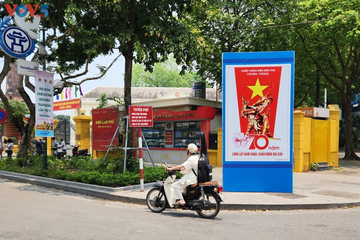 Đường phố Thủ đô Hà Nội cờ hoa rực rỡ chào mừng đại lễ - ảnh 5
