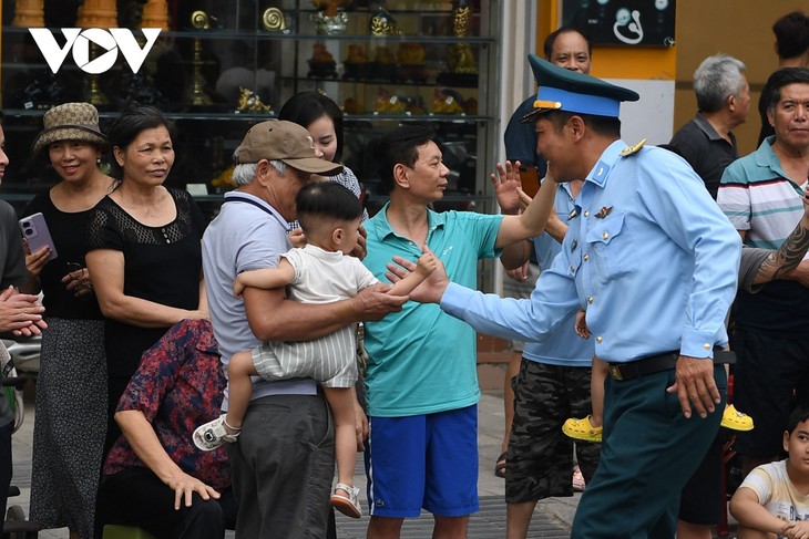 Người dân Điện Biên Phủ hân hoan xem diễu binh trên đường phố - ảnh 11