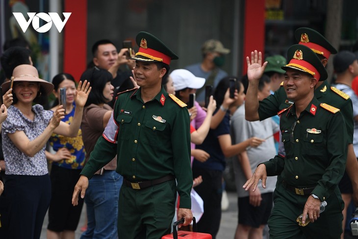 Người dân Điện Biên Phủ hân hoan xem diễu binh trên đường phố - ảnh 6
