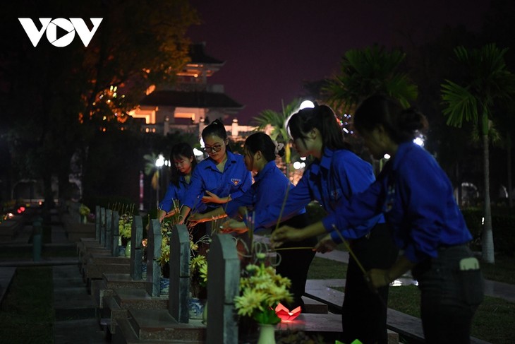 Tuổi trẻ Điện Biên thắp nến tri ân các anh hùng liệt sỹ tại Nghĩa trang A1 - ảnh 10