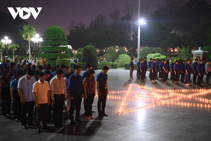Tuổi trẻ Điện Biên thắp nến tri ân các anh hùng liệt sỹ tại Nghĩa trang A1 - ảnh 1