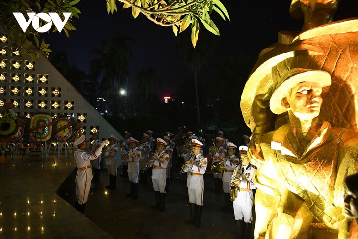 Tuổi trẻ Điện Biên thắp nến tri ân các anh hùng liệt sỹ tại Nghĩa trang A1 - ảnh 6