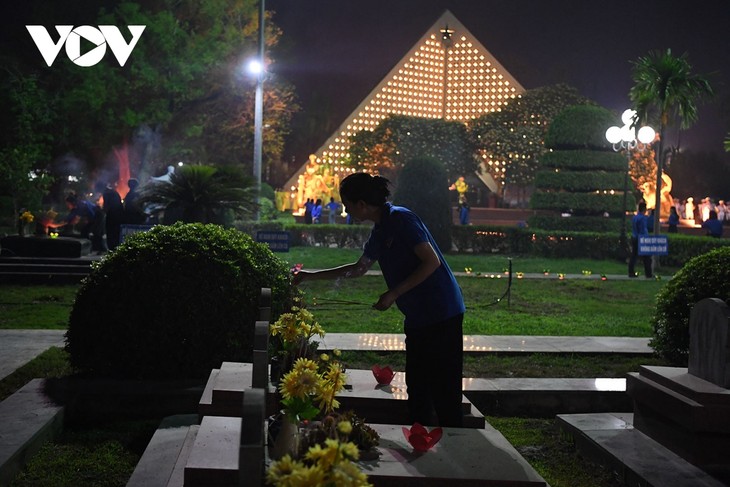 Tuổi trẻ Điện Biên thắp nến tri ân các anh hùng liệt sỹ tại Nghĩa trang A1 - ảnh 8