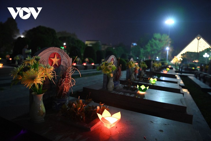 Tuổi trẻ Điện Biên thắp nến tri ân các anh hùng liệt sỹ tại Nghĩa trang A1 - ảnh 9