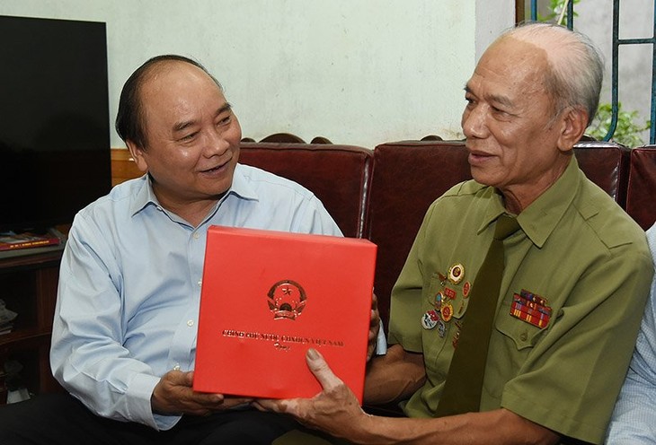 Nguyen Xuan Phuc rend hommage aux soldats du régiment 52 Tay Tien - ảnh 2