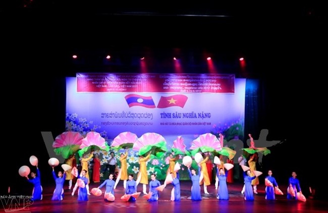 Un programme artistique célébrant les 55 ans des relations Laos-Vietnam - ảnh 1