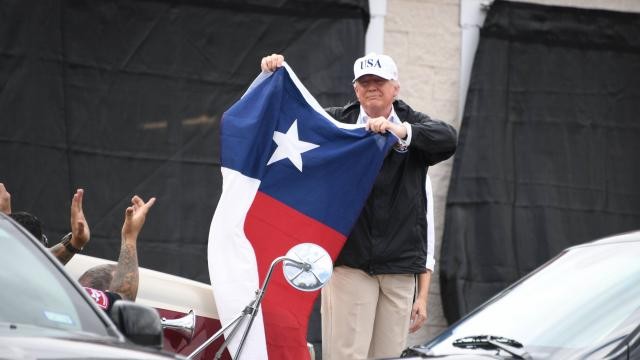 Tempête Harvey: en visite au Texas, Trump tente de rassurer les sinistrés - ảnh 1