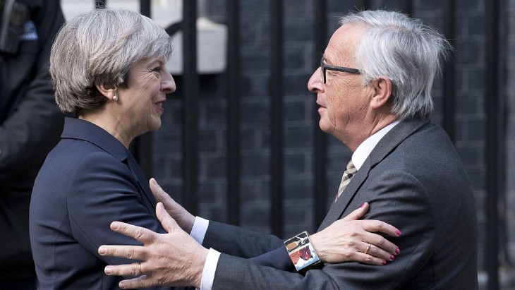 Juncker et May veulent 