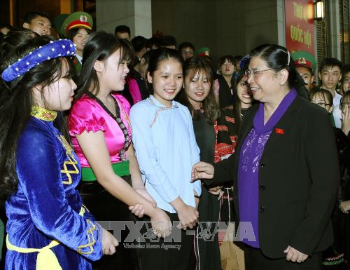 Tong Thi Phong rencontre des élèves exemplaires issus des ethnies - ảnh 1