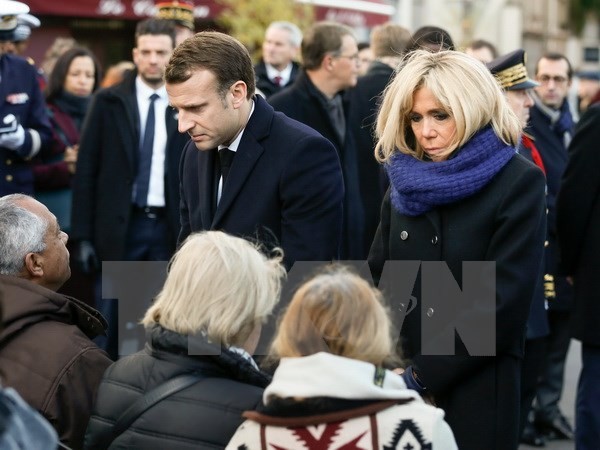 Emmanuel Macron rend hommage aux victimes du 13 novembre 2015 - ảnh 1