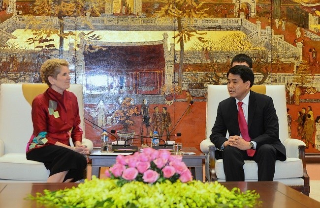 Le président du comité populaire de Hanoi reçoit des invités internationaux - ảnh 1