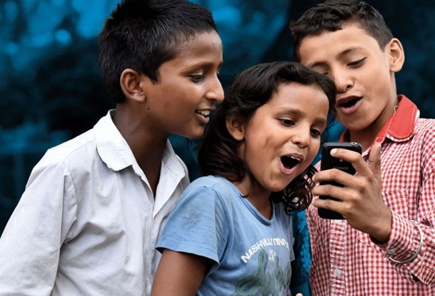L’UNICEF publie le rapport «Les enfants dans un monde numérique»  - ảnh 1