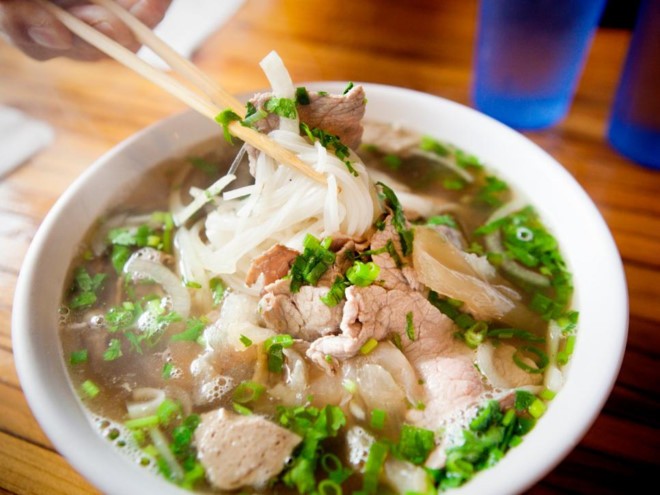 Le pho vietnamien, parmi les plats à goûter absolument - ảnh 1