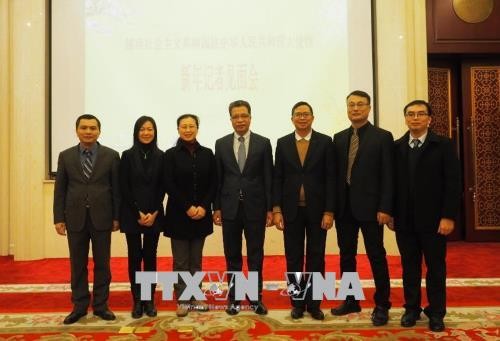 L'ambassadeur du Vietnam en Chine rencontre la presse - ảnh 1