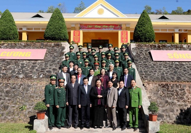 Tong Thi Phong rend visite aux habitants de Muong Nhe - ảnh 2