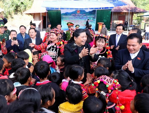 Tong Thi Phong rend visite aux habitants de Muong Nhe - ảnh 1