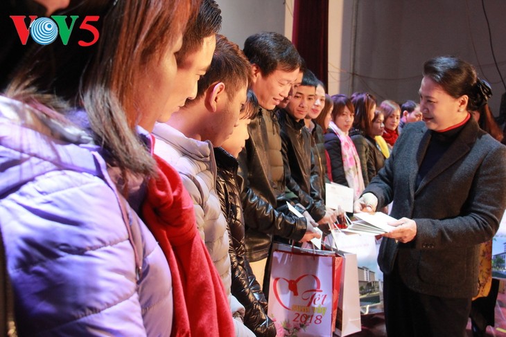 Nguyen Thi Kim Ngan présente ses vœux du Têt aux travailleurs de la province de Hai Duong - ảnh 2