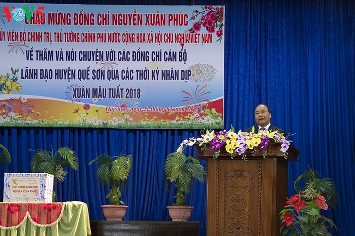 Nguyen Xuan Phuc rencontre des responsables du district de Que Son - ảnh 1